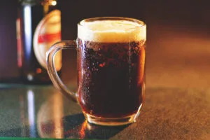 Degustação de cerveja artesanal com diferentes estilos e cores em copos