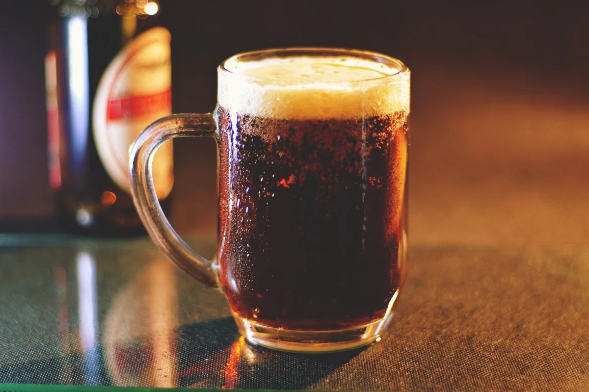 Degustação de cervejas artesanais em copos variados, harmonizando com comida brasileira