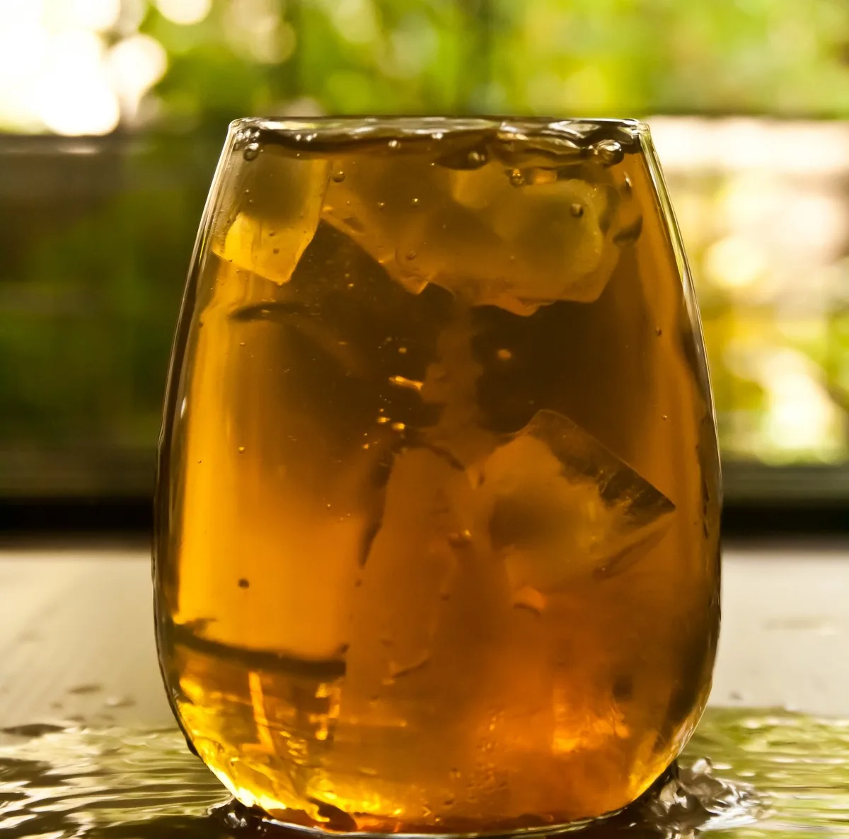 Copo de cerveja artesanal servido na temperatura ideal com espuma cremosa e coloração âmbar