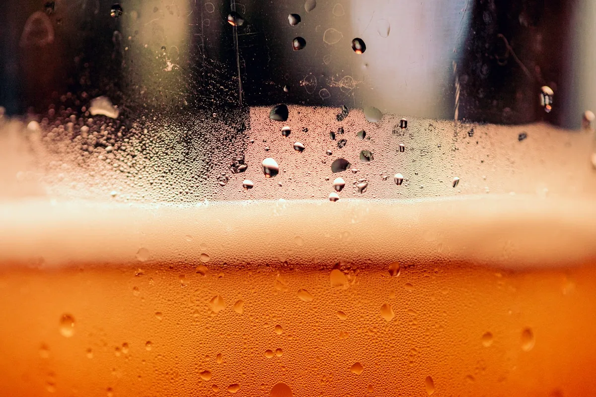Cerveja estilo American Pale Ale sendo servida em copo tulipa