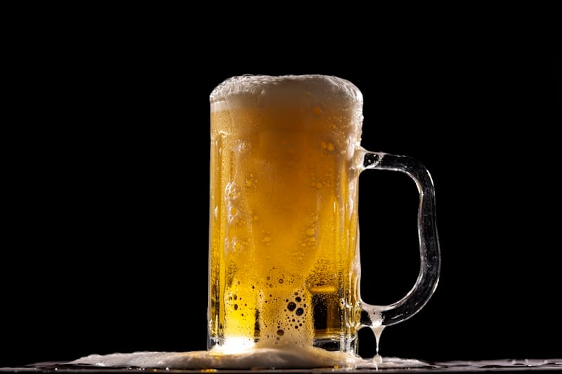 Copo de cerveja Gose estilo alemão com espuma e fatia de limão
