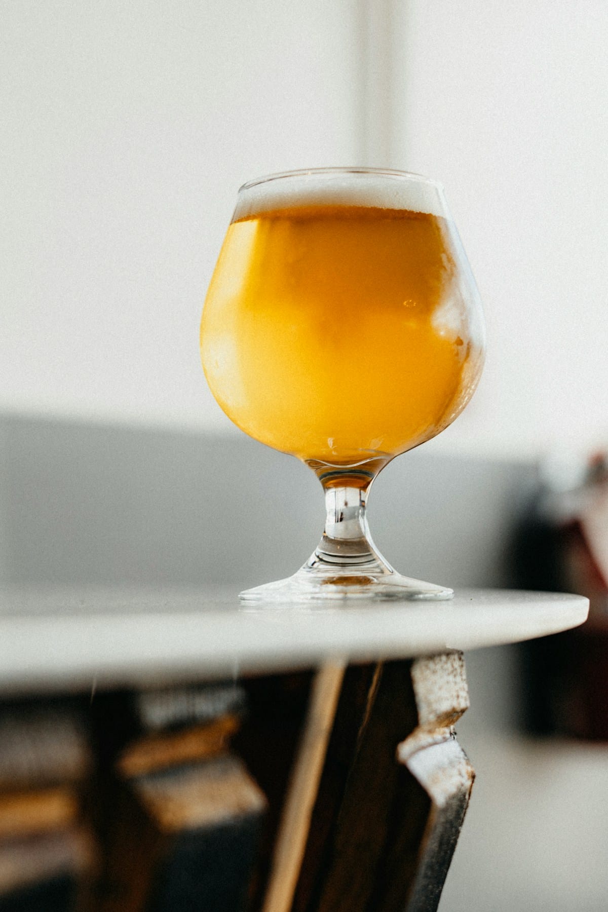 Cerveja IPA sendo servida no copo