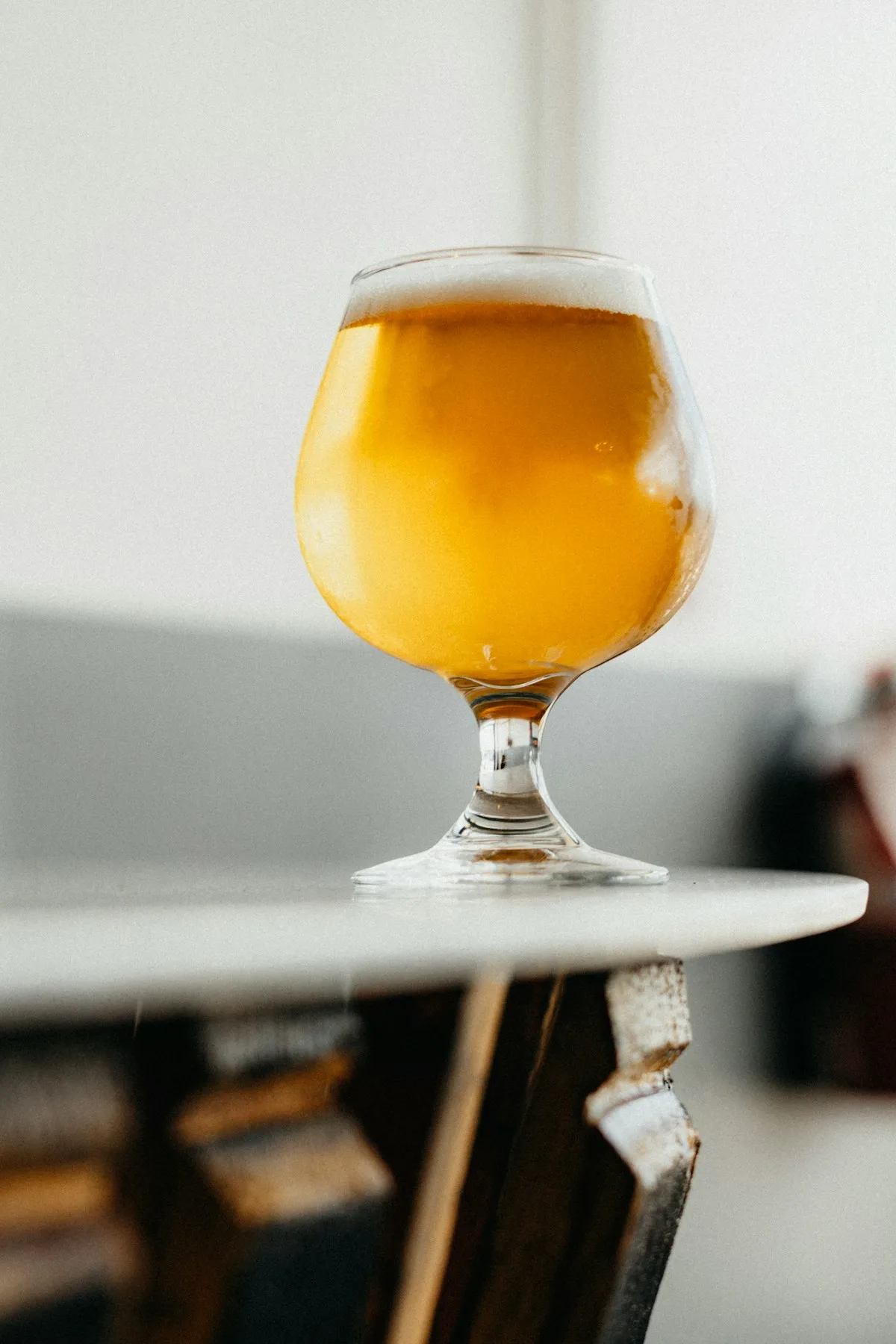 Cerveja IPA sendo servida ao lado de churrasco e frutos do mar, harmonização com comida brasileira