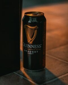 Cerveja Stout preta com espuma cremosa marrom clara em um copo tipo pint — foto real de stout irlandesa