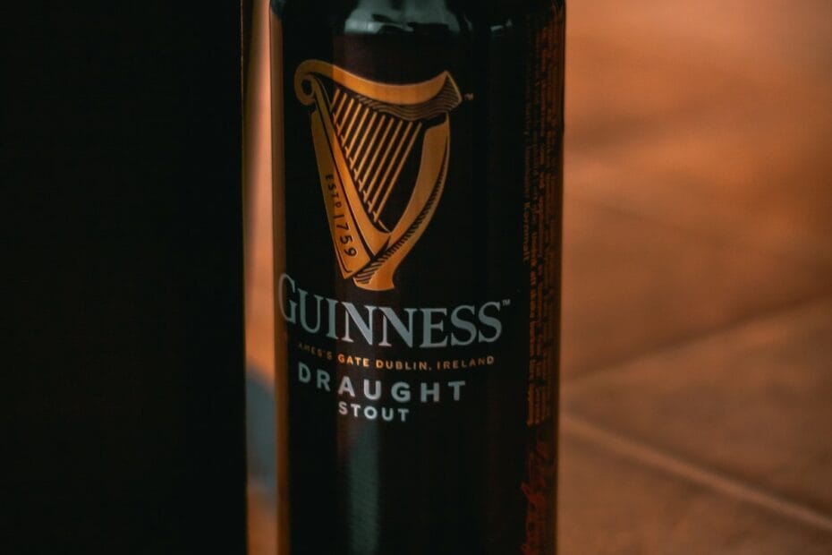 Cerveja Stout preta com espuma cremosa marrom clara em um copo tipo pint — foto real de stout irlandesa