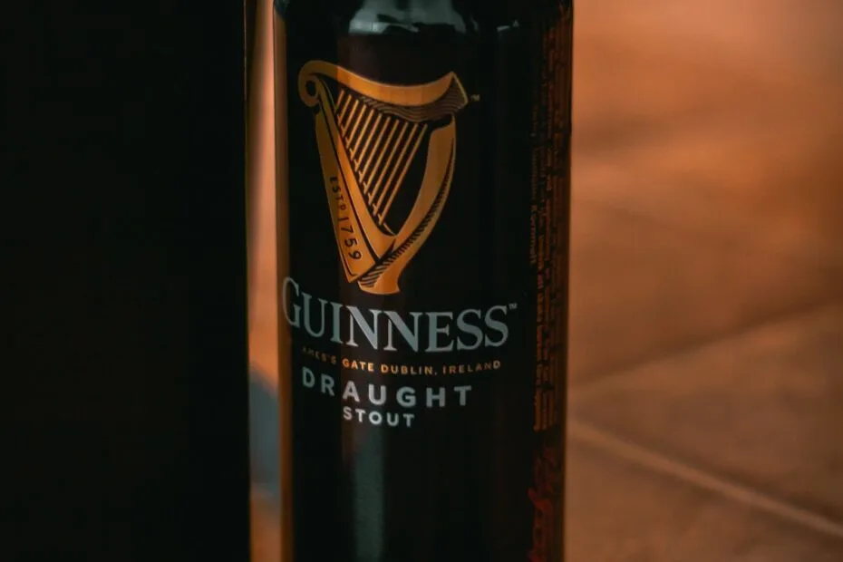 Cerveja Stout preta com espuma cremosa marrom clara em um copo tipo pint — foto real de stout irlandesa