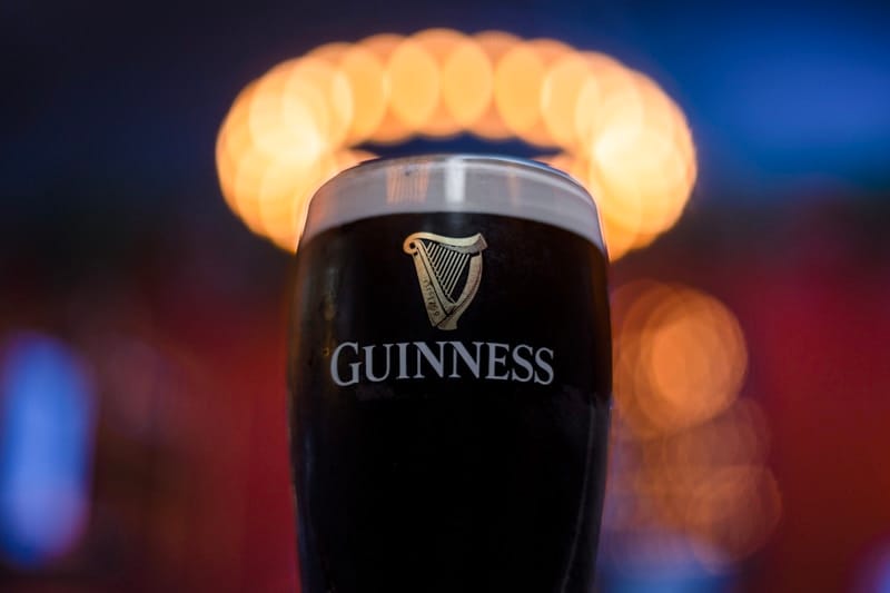 Cerveja stout escura harmonizada com sobremesa de chocolate e prato de carne grelhada