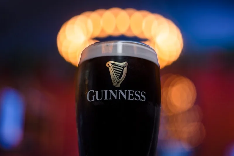 Cerveja stout escura harmonizada com sobremesa de chocolate e prato de carne grelhada