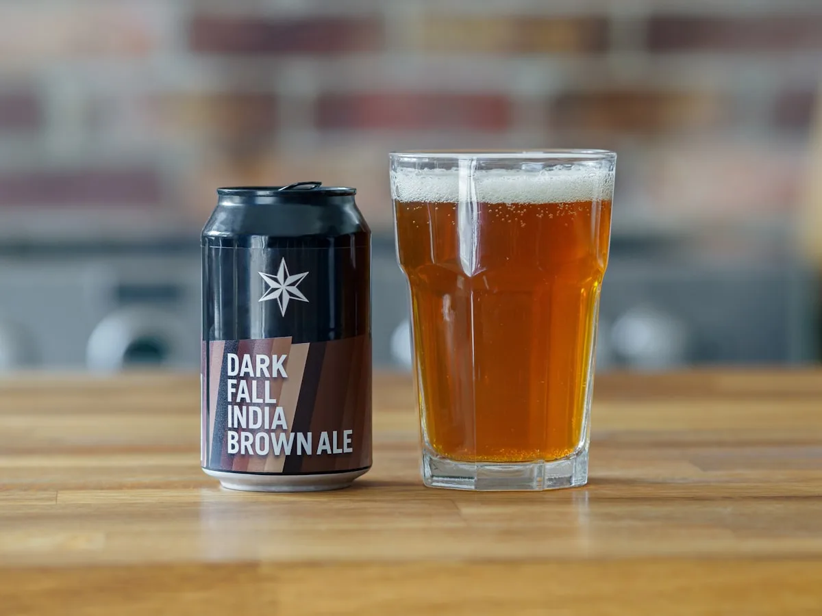 Degustação de cerveja artesanal com diferentes estilos incluindo American Pale Ale